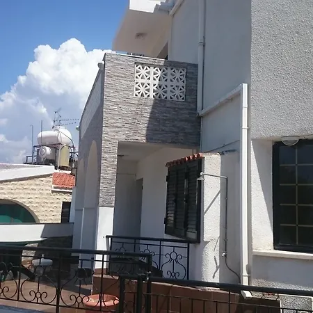 Stella Court * Polis